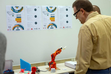 La biblioteca de la Universidad Pública de Navarra acogió la edición 2018 del 'Arduino day', un evento organizado por la Asociación de Electrónica, junto con el apoyo de la comunidad universitaria, en el que se puso en marcha una jornada abierta de proyectos electrónicos (Arduino day & Aniversario i2tec). Se trata de una experiencia de carácter internacional en el que los participantes cuentan y comparten experiencias y conocimientos gracias a plataformas open-source.