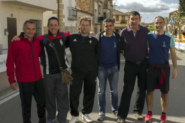 Cinco asociaciones con fines solidarios -Asociación Síndrome Apert, Asociación Luciérnaga, Asociación Anapku, Anfas Estella y Gerna (Grupo de Enfermedades Raras o poco frecuentes de Navarra)- fueron las protagonistas de la cuarta edición de la carrera solidaria de Allo. Una prueba con diferentes distancias apta para todos los públicos y que se convirtió en una fiesta con la celebración a posteriori de una comida y un sorteo de regalos.