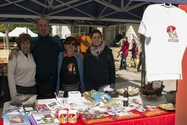 Cinco asociaciones con fines solidarios -Asociación Síndrome Apert, Asociación Luciérnaga, Asociación Anapku, Anfas Estella y Gerna (Grupo de Enfermedades Raras o poco frecuentes de Navarra)- fueron las protagonistas de la cuarta edición de la carrera solidaria de Allo. Una prueba con diferentes distancias apta para todos los públicos y que se convirtió en una fiesta con la celebración a posteriori de una comida y un sorteo de regalos.