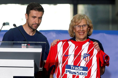 Jugadores y jugadoras del Atlético de Madrid celebraron la Europa League y el título liguero este viernes 18 de mayo por las calles de la ciudad.