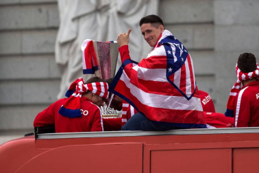 Jugadores y jugadoras del Atlético de Madrid celebraron la Europa League y el título liguero este viernes 18 de mayo por las calles de la ciudad.