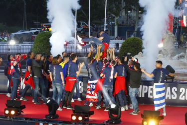 Jugadores y jugadoras del Atlético de Madrid celebraron la Europa League y el título liguero este viernes 18 de mayo por las calles de la ciudad.