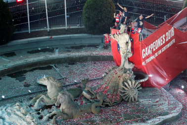 Jugadores y jugadoras del Atlético de Madrid celebraron la Europa League y el título liguero este viernes 18 de mayo por las calles de la ciudad.
