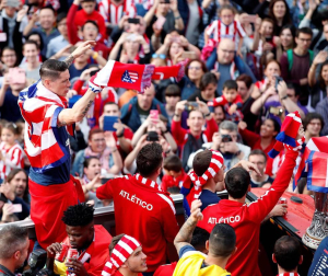 Jugadores y jugadoras del Atlético de Madrid celebraron la Europa League y el título liguero este viernes 18 de mayo por las calles de la ciudad.