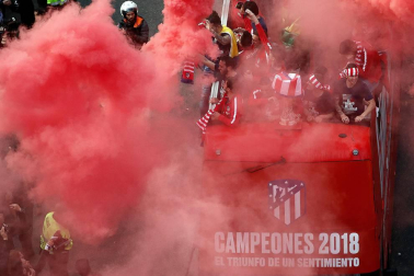 Jugadores y jugadoras del Atlético de Madrid celebraron la Europa League y el título liguero este viernes 18 de mayo por las calles de la ciudad.