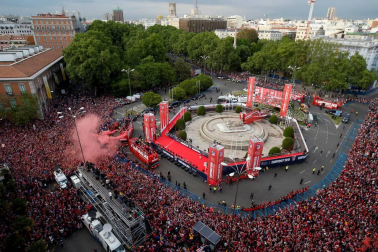 Jugadores y jugadoras del Atlético de Madrid celebraron la Europa League y el título liguero este viernes 18 de mayo por las calles de la ciudad.