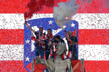 Jugadores y jugadoras del Atlético de Madrid celebraron la Europa League y el título liguero este viernes 18 de mayo por las calles de la ciudad.
