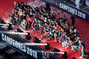 Jugadores y jugadoras del Atlético de Madrid celebraron la Europa League y el título liguero este viernes 18 de mayo por las calles de la ciudad.