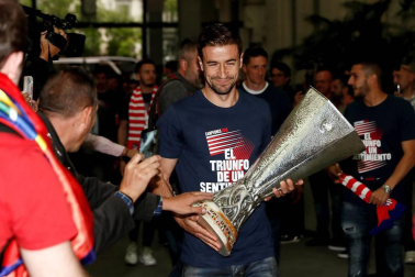 Jugadores y jugadoras del Atlético de Madrid celebraron la Europa League y el título liguero este viernes 18 de mayo por las calles de la ciudad.