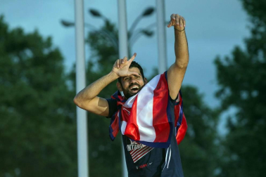 Jugadores y jugadoras del Atlético de Madrid celebraron la Europa League y el título liguero este viernes 18 de mayo por las calles de la ciudad.