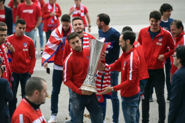 Jugadores y jugadoras del Atlético de Madrid celebraron la Europa League y el título liguero este viernes 18 de mayo por las calles de la ciudad.
