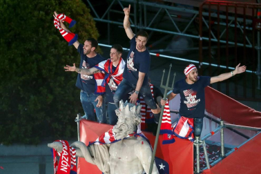 Jugadores y jugadoras del Atlético de Madrid celebraron la Europa League y el título liguero este viernes 18 de mayo por las calles de la ciudad.