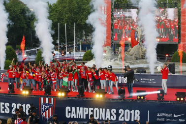 Jugadores y jugadoras del Atlético de Madrid celebraron la Europa League y el título liguero este viernes 18 de mayo por las calles de la ciudad.