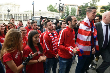 Jugadores y jugadoras del Atlético de Madrid celebraron la Europa League y el título liguero este viernes 18 de mayo por las calles de la ciudad.
