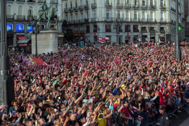 Jugadores y jugadoras del Atlético de Madrid celebraron la Europa League y el título liguero este viernes 18 de mayo por las calles de la ciudad.