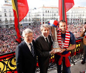 Jugadores y jugadoras del Atlético de Madrid celebraron la Europa League y el título liguero este viernes 18 de mayo por las calles de la ciudad.