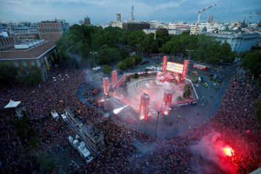 Jugadores y jugadoras del Atlético de Madrid celebraron la Europa League y el título liguero este viernes 18 de mayo por las calles de la ciudad.