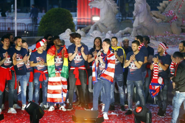 Jugadores y jugadoras del Atlético de Madrid celebraron la Europa League y el título liguero este viernes 18 de mayo por las calles de la ciudad.