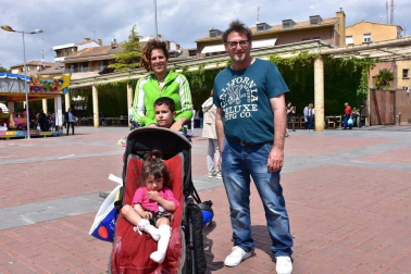La mañana del sábado 12 de mayo, el paseo del Queiles y la plaza de los Fueros acogieron la celebración de la jornada 'Tudela en abierto', en la que los colectivos que hacen uso de los diferentes centros cívicos de la ciudad salieron de las aulas y talleres para mostrar a los vecinos su actividad. Una fiesta del asociacionismo local que estuvo acompañada por unas excelentes condiciones climatológicas, animando a los tudelanos a disfrutar de un día en la calle.