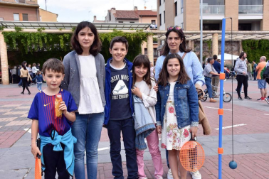 La mañana del sábado 12 de mayo, el paseo del Queiles y la plaza de los Fueros acogieron la celebración de la jornada 'Tudela en abierto', en la que los colectivos que hacen uso de los diferentes centros cívicos de la ciudad salieron de las aulas y talleres para mostrar a los vecinos su actividad. Una fiesta del asociacionismo local que estuvo acompañada por unas excelentes condiciones climatológicas, animando a los tudelanos a disfrutar de un día en la calle.