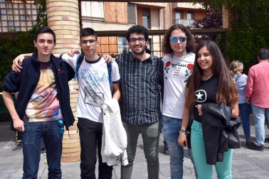 La mañana del sábado 12 de mayo, el paseo del Queiles y la plaza de los Fueros acogieron la celebración de la jornada 'Tudela en abierto', en la que los colectivos que hacen uso de los diferentes centros cívicos de la ciudad salieron de las aulas y talleres para mostrar a los vecinos su actividad. Una fiesta del asociacionismo local que estuvo acompañada por unas excelentes condiciones climatológicas, animando a los tudelanos a disfrutar de un día en la calle.