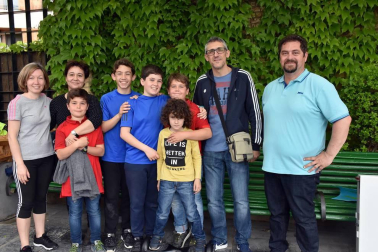 La mañana del sábado 12 de mayo, el paseo del Queiles y la plaza de los Fueros acogieron la celebración de la jornada 'Tudela en abierto', en la que los colectivos que hacen uso de los diferentes centros cívicos de la ciudad salieron de las aulas y talleres para mostrar a los vecinos su actividad. Una fiesta del asociacionismo local que estuvo acompañada por unas excelentes condiciones climatológicas, animando a los tudelanos a disfrutar de un día en la calle.