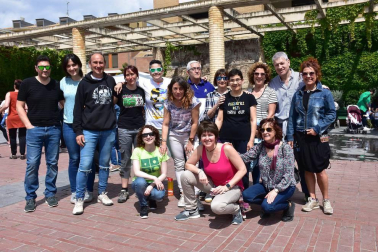 La mañana del sábado 12 de mayo, el paseo del Queiles y la plaza de los Fueros acogieron la celebración de la jornada 'Tudela en abierto', en la que los colectivos que hacen uso de los diferentes centros cívicos de la ciudad salieron de las aulas y talleres para mostrar a los vecinos su actividad. Una fiesta del asociacionismo local que estuvo acompañada por unas excelentes condiciones climatológicas, animando a los tudelanos a disfrutar de un día en la calle.