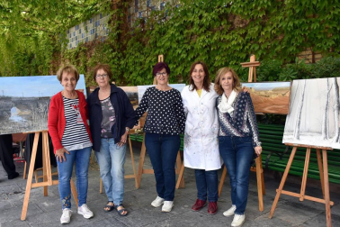 La mañana del sábado 12 de mayo, el paseo del Queiles y la plaza de los Fueros acogieron la celebración de la jornada 'Tudela en abierto', en la que los colectivos que hacen uso de los diferentes centros cívicos de la ciudad salieron de las aulas y talleres para mostrar a los vecinos su actividad. Una fiesta del asociacionismo local que estuvo acompañada por unas excelentes condiciones climatológicas, animando a los tudelanos a disfrutar de un día en la calle.