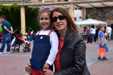 La mañana del sábado 12 de mayo, el paseo del Queiles y la plaza de los Fueros acogieron la celebración de la jornada 'Tudela en abierto', en la que los colectivos que hacen uso de los diferentes centros cívicos de la ciudad salieron de las aulas y talleres para mostrar a los vecinos su actividad. Una fiesta del asociacionismo local que estuvo acompañada por unas excelentes condiciones climatológicas, animando a los tudelanos a disfrutar de un día en la calle.