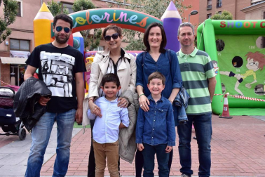 La mañana del sábado 12 de mayo, el paseo del Queiles y la plaza de los Fueros acogieron la celebración de la jornada 'Tudela en abierto', en la que los colectivos que hacen uso de los diferentes centros cívicos de la ciudad salieron de las aulas y talleres para mostrar a los vecinos su actividad. Una fiesta del asociacionismo local que estuvo acompañada por unas excelentes condiciones climatológicas, animando a los tudelanos a disfrutar de un día en la calle.