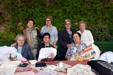 La mañana del sábado 12 de mayo, el paseo del Queiles y la plaza de los Fueros acogieron la celebración de la jornada 'Tudela en abierto', en la que los colectivos que hacen uso de los diferentes centros cívicos de la ciudad salieron de las aulas y talleres para mostrar a los vecinos su actividad. Una fiesta del asociacionismo local que estuvo acompañada por unas excelentes condiciones climatológicas, animando a los tudelanos a disfrutar de un día en la calle.