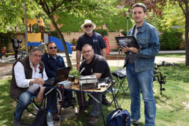 La mañana del sábado 12 de mayo, el paseo del Queiles y la plaza de los Fueros acogieron la celebración de la jornada 'Tudela en abierto', en la que los colectivos que hacen uso de los diferentes centros cívicos de la ciudad salieron de las aulas y talleres para mostrar a los vecinos su actividad. Una fiesta del asociacionismo local que estuvo acompañada por unas excelentes condiciones climatológicas, animando a los tudelanos a disfrutar de un día en la calle.