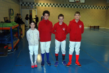 El sábado 12 de mayo las instalaciones del Campo de Deportes Larraina fueron el escenario donde se celebró la jornada final de los Juegos Deportivos de Navarra en la modalidad de florete para las categorías sub 10 y sub 14. En el encuentro deportivo tomaron parte en torno a una treintena de tiradores pertenecientes al propio Larraina y al Club Navarro de Esgrima.
