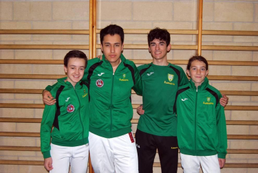 El sábado 12 de mayo las instalaciones del Campo de Deportes Larraina fueron el escenario donde se celebró la jornada final de los Juegos Deportivos de Navarra en la modalidad de florete para las categorías sub 10 y sub 14. En el encuentro deportivo tomaron parte en torno a una treintena de tiradores pertenecientes al propio Larraina y al Club Navarro de Esgrima.