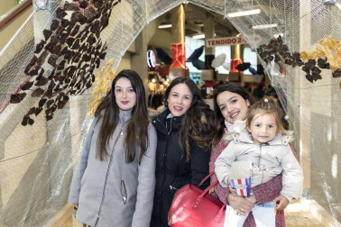 El fin de semana del 12 y 13 de mayo la Plaza de Toros de Pamplona acogió una nueva edición de Ame&Art, un espacio en el que se encontraron más de 60 marcas y diseñadores independientes. Junto a los diferentes puntos de exposición de los creadores, también hubo sitio para la gastronomía local, conciertos, música DJ y zona infantil. En esta edición, además, se pudo visitar una galería de arte en la que participaron varios artistas locales.