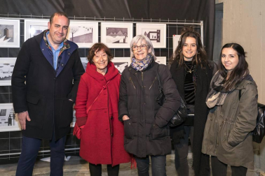 El fin de semana del 12 y 13 de mayo la Plaza de Toros de Pamplona acogió una nueva edición de Ame&Art, un espacio en el que se encontraron más de 60 marcas y diseñadores independientes. Junto a los diferentes puntos de exposición de los creadores, también hubo sitio para la gastronomía local, conciertos, música DJ y zona infantil. En esta edición, además, se pudo visitar una galería de arte en la que participaron varios artistas locales.