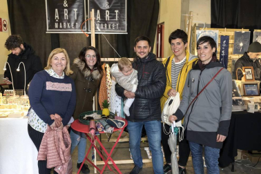 El fin de semana del 12 y 13 de mayo la Plaza de Toros de Pamplona acogió una nueva edición de Ame&Art, un espacio en el que se encontraron más de 60 marcas y diseñadores independientes. Junto a los diferentes puntos de exposición de los creadores, también hubo sitio para la gastronomía local, conciertos, música DJ y zona infantil. En esta edición, además, se pudo visitar una galería de arte en la que participaron varios artistas locales.