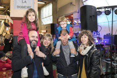 El fin de semana del 12 y 13 de mayo la Plaza de Toros de Pamplona acogió una nueva edición de Ame&Art, un espacio en el que se encontraron más de 60 marcas y diseñadores independientes. Junto a los diferentes puntos de exposición de los creadores, también hubo sitio para la gastronomía local, conciertos, música DJ y zona infantil. En esta edición, además, se pudo visitar una galería de arte en la que participaron varios artistas locales.