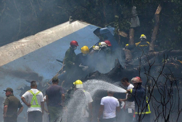 Policías y militares custodian los restos del avión Boeing-737 que se estrelló hoy, viernes 18 de mayo de 2018, poco después de despegar del aeropuerto José Martí de La Habana (Cuba).