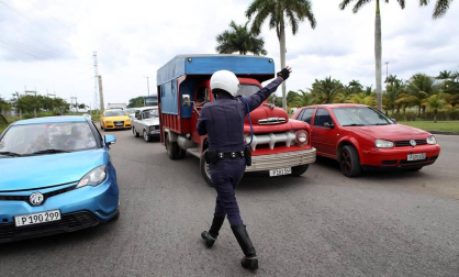 Policías y militares custodian los restos del avión Boeing-737 que se estrelló hoy, viernes 18 de mayo de 2018, poco después de despegar del aeropuerto José Martí de La Habana (Cuba).