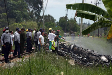 Policías y militares custodian los restos del avión Boeing-737 que se estrelló hoy, viernes 18 de mayo de 2018, poco después de despegar del aeropuerto José Martí de La Habana (Cuba).