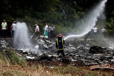 Policías y militares custodian los restos del avión Boeing-737 que se estrelló hoy, viernes 18 de mayo de 2018, poco después de despegar del aeropuerto José Martí de La Habana (Cuba).