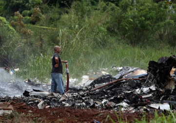 Policías y militares custodian los restos del avión Boeing-737 que se estrelló hoy, viernes 18 de mayo de 2018, poco después de despegar del aeropuerto José Martí de La Habana (Cuba).