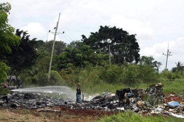 Policías y militares custodian los restos del avión Boeing-737 que se estrelló hoy, viernes 18 de mayo de 2018, poco después de despegar del aeropuerto José Martí de La Habana (Cuba).