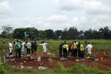 Policías y militares custodian los restos del avión Boeing-737 que se estrelló hoy, viernes 18 de mayo de 2018, poco después de despegar del aeropuerto José Martí de La Habana (Cuba).