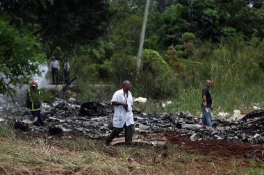 Policías y militares custodian los restos del avión Boeing-737 que se estrelló hoy, viernes 18 de mayo de 2018, poco después de despegar del aeropuerto José Martí de La Habana (Cuba).