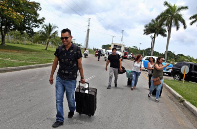Policías y militares custodian los restos del avión Boeing-737 que se estrelló hoy, viernes 18 de mayo de 2018, poco después de despegar del aeropuerto José Martí de La Habana (Cuba).