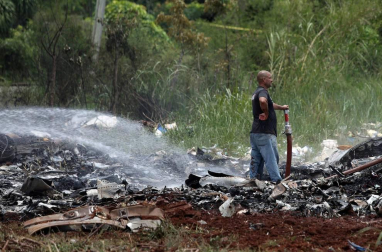 Policías y militares custodian los restos del avión Boeing-737 que se estrelló hoy, viernes 18 de mayo de 2018, poco después de despegar del aeropuerto José Martí de La Habana (Cuba).