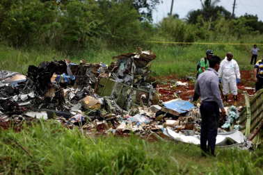 Policías y militares custodian los restos del avión Boeing-737 que se estrelló hoy, viernes 18 de mayo de 2018, poco después de despegar del aeropuerto José Martí de La Habana (Cuba).