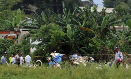 Policías y militares custodian los restos del avión Boeing-737 que se estrelló hoy, viernes 18 de mayo de 2018, poco después de despegar del aeropuerto José Martí de La Habana (Cuba).